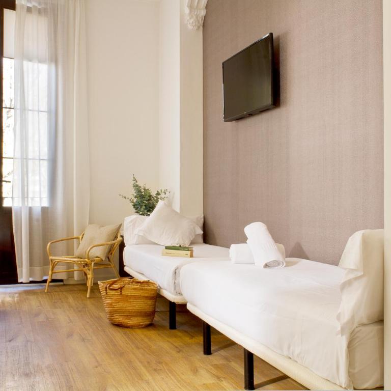 Som Nit Born - Family Room with Balcony - 6