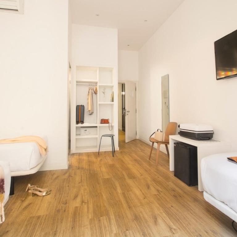 Som Nit Born - Family Room with Balcony - 7