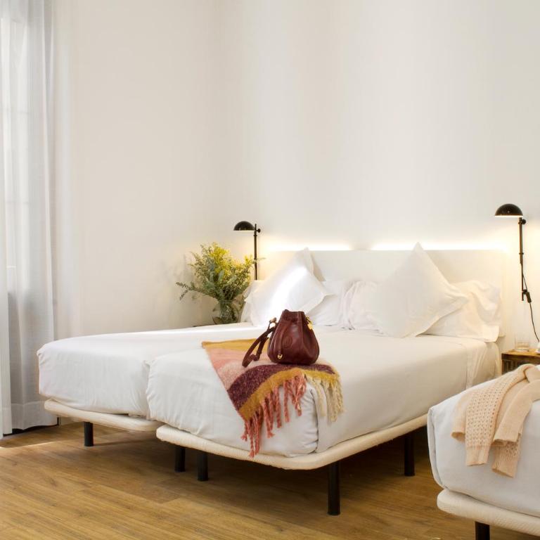 Som Nit Born - Family Room with Balcony - 11
