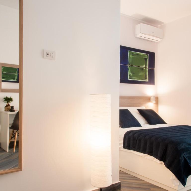 Demi Rooms - Camera Matrimoniale Deluxe con Balcone - 5