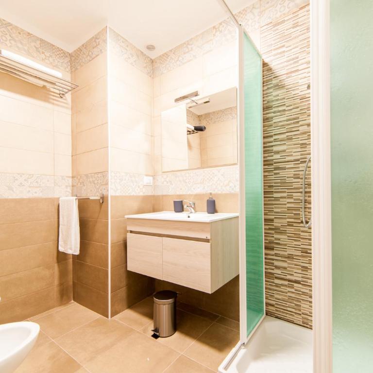 Demi Rooms - Camera Matrimoniale Superior - 2