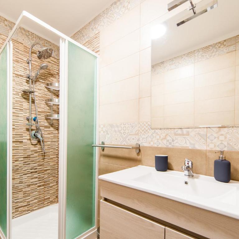 Demi Rooms - Camera Matrimoniale Deluxe con Balcone - 8