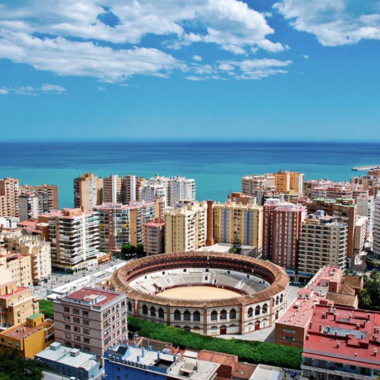 Holidays2Malaga Heredia 3 bedroom opposite Malaga Port - Three-Bedroom Apartment - 32