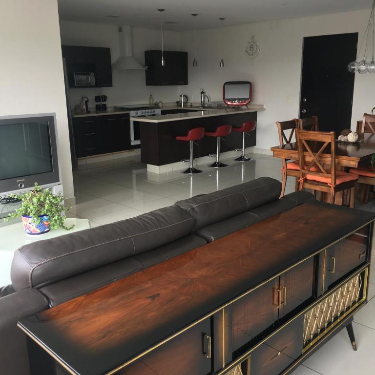 Napoles Condo Suites - Deluxe Double Room with Balcony - 9
