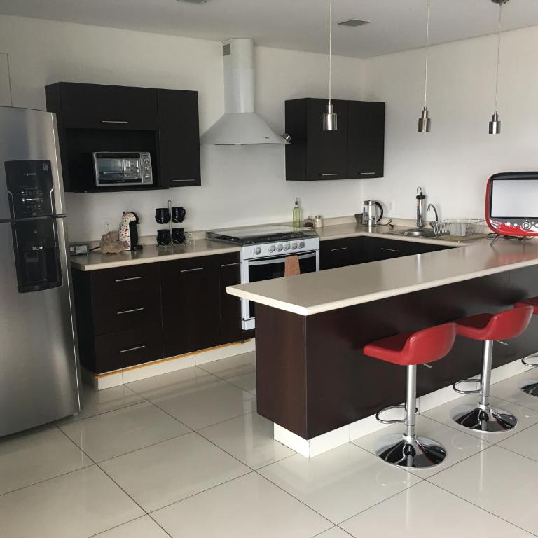 Napoles Condo Suites - Deluxe Double Room with Balcony - 10