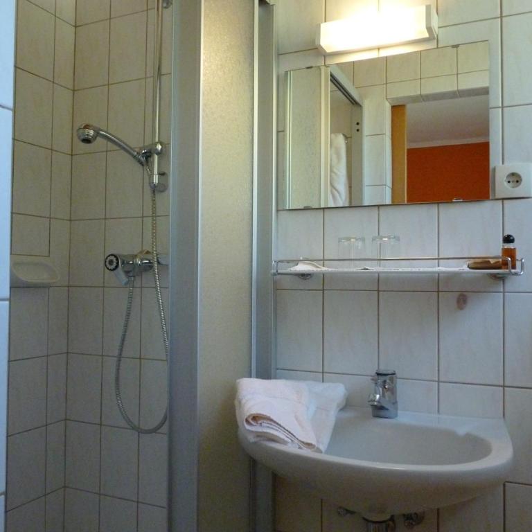 Pension Brönimann - Doppelzimmer mit Balkon und Seeblick - 6
