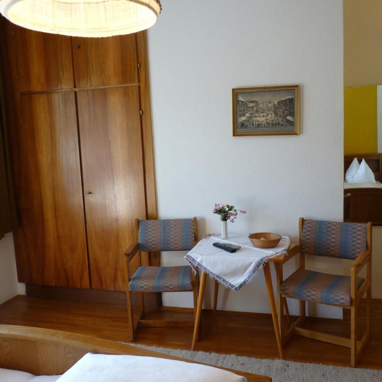 Pension Brönimann - Dreibettzimmer mit Balkon und Seeblick - 6
