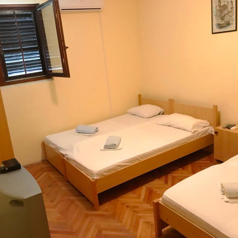 Guesthouse Obala - Niskobudžetna Četvorokrevetna Soba bez Balkona - 3