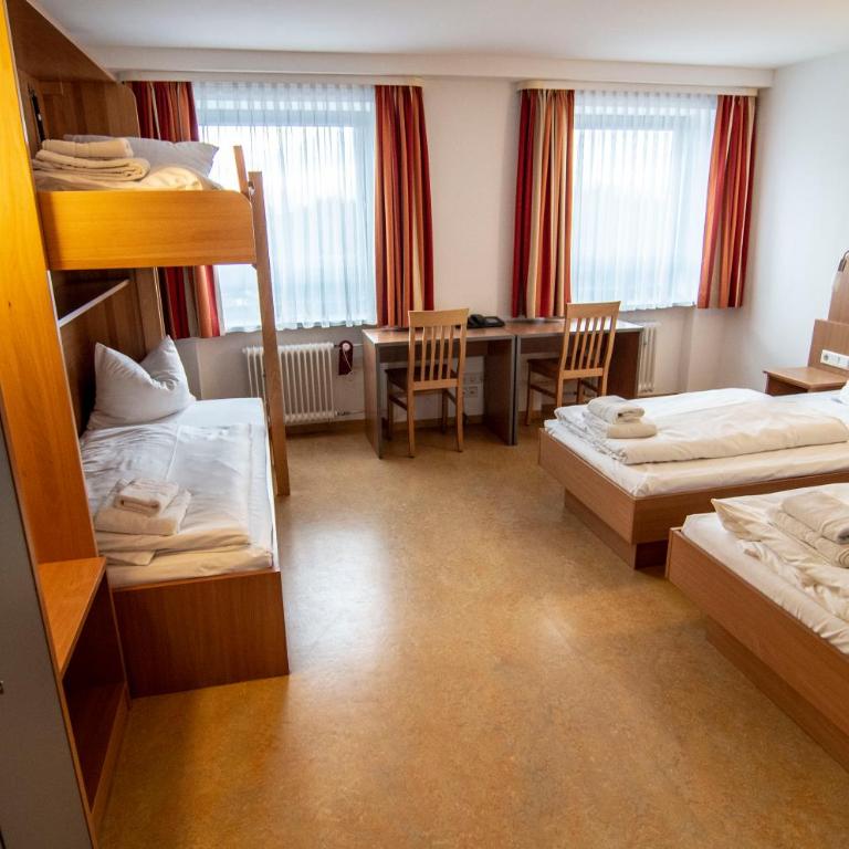 Ausbildungshotel St. Theresia - Triple Room with Shared Bathroom - 2