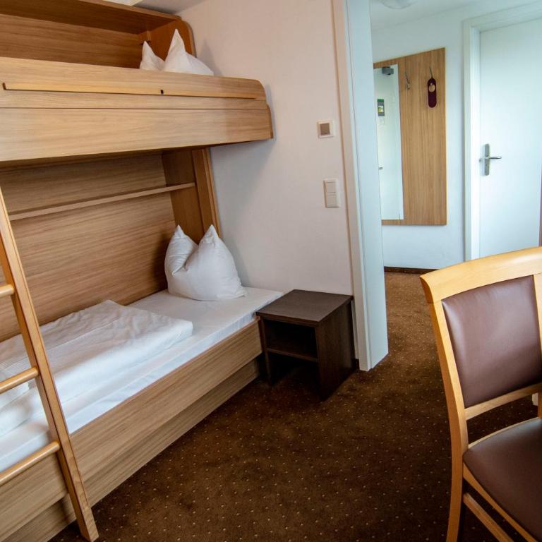 Ausbildungshotel St. Theresia - Family Room with Private Bathroom - 2