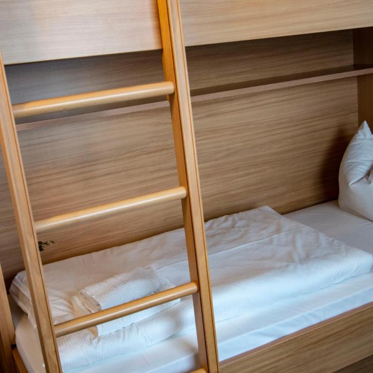 Ausbildungshotel St. Theresia - Family Room with Private Bathroom - 3