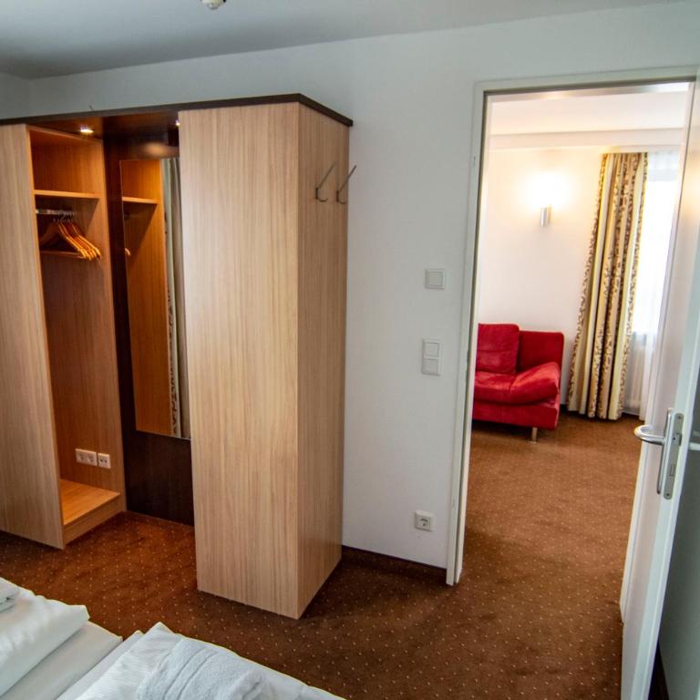 Ausbildungshotel St. Theresia - Family Room with Private Bathroom - 4