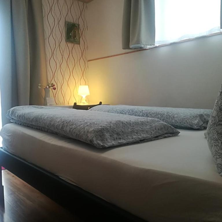 House LA Neuschwanstein Blick - Budget City Hotel - Dreibettzimmer mit Terrasse und eigenem Bad - 1