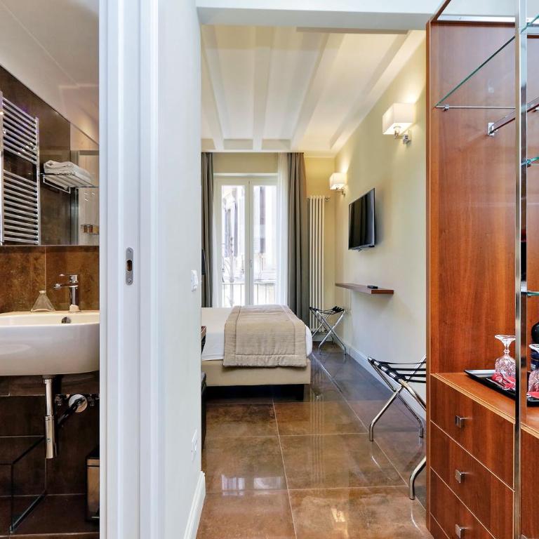Piazza Venezia Grand Suite - Deluxe Double or Twin Room with City View - 11