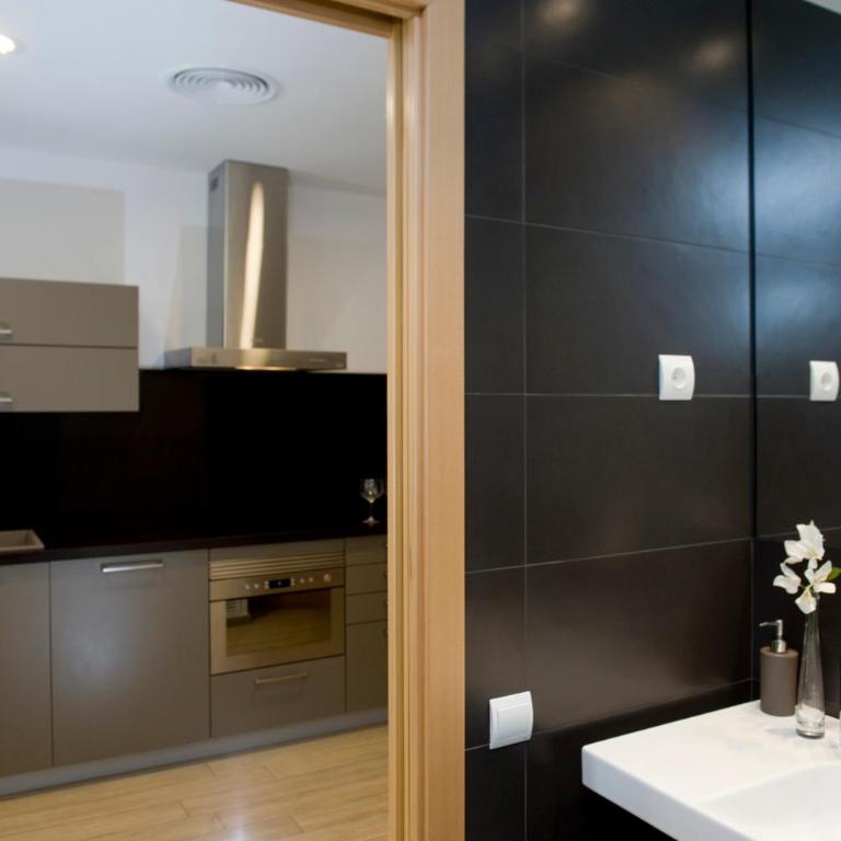 Home to Home Barcelona - Two-Bedroom Apartment - 9