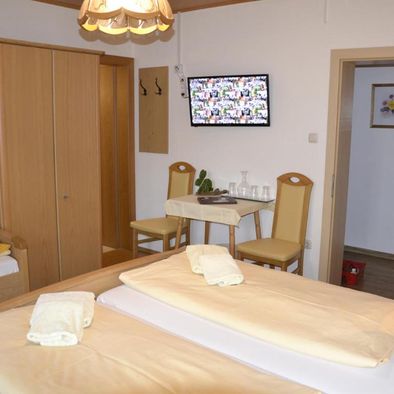 Erlebnisbauernhof Urak - Dreibettzimmer mit Balkon - 5