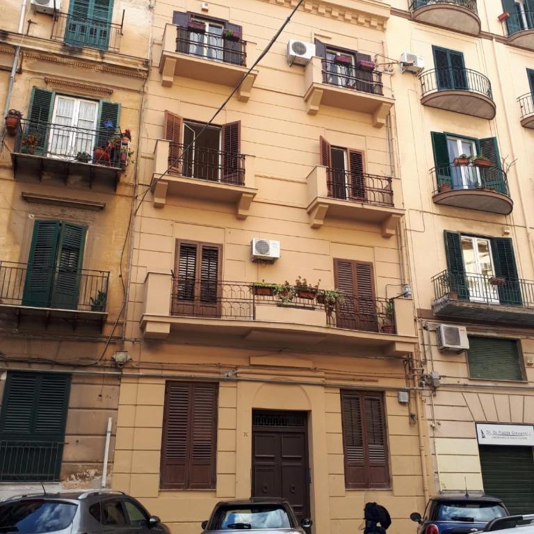 Large terrace apartment near Politeama - Apartment - 64