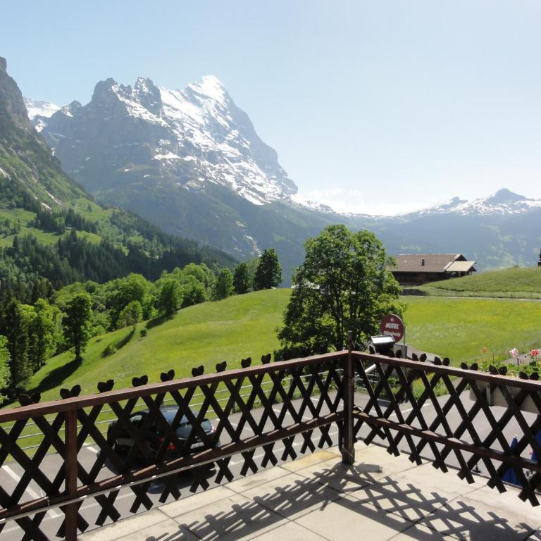 Hotel Blümlisalp - Doppelzimmer mit Balkon und Aussicht auf den Eiger - 1