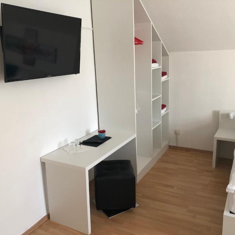 Center Rooms Villach - Habitación Triple con vistas a la ciudad - 3