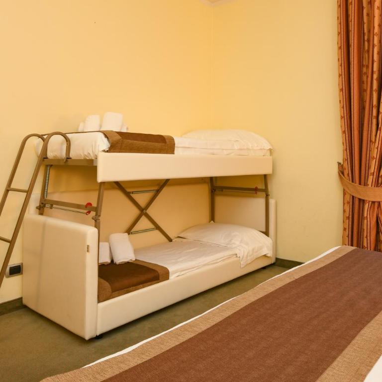 Hotel Master - Camera Familiare con Vasca - 5