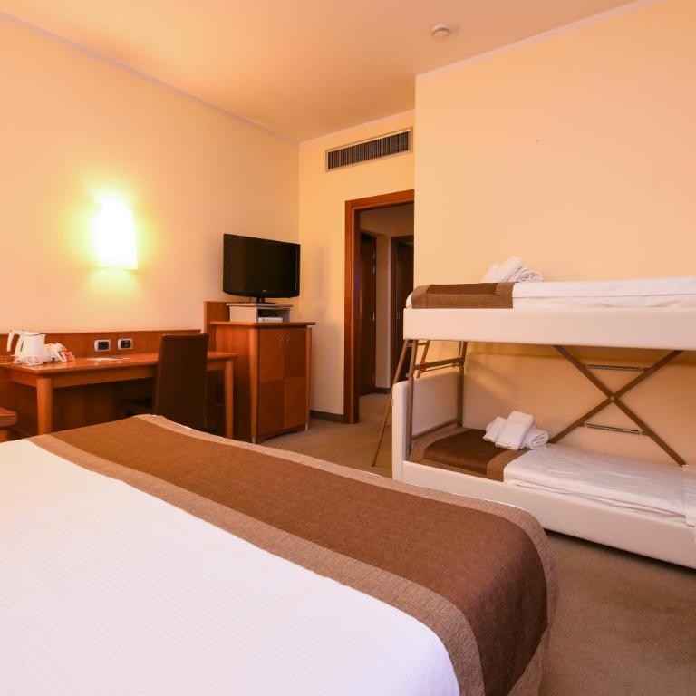 Hotel Master - Camera Familiare con Vasca - 3