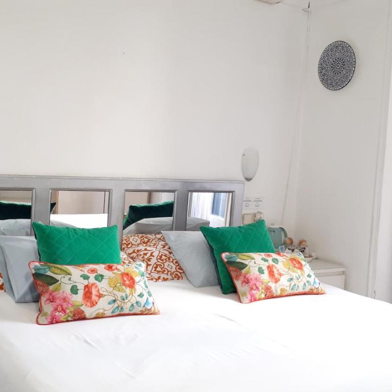 Hostal Casa Chueca - King Room with Balcony - 2