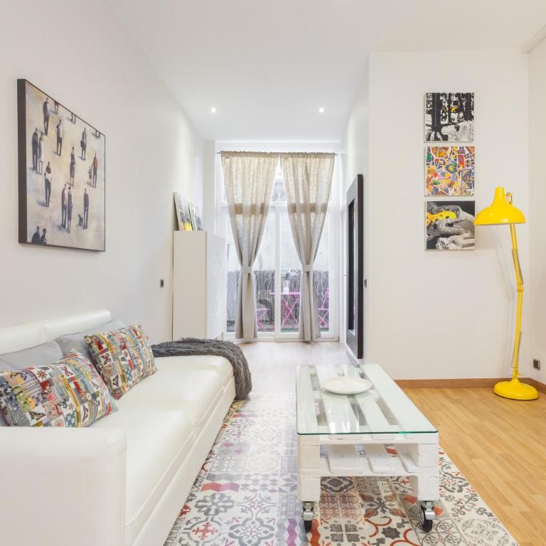 Art House Fira Apartments - Four-Bedroom Apartment with Balcony - 24