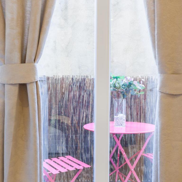 Art House Fira Apartments - Four-Bedroom Apartment with Balcony - 29