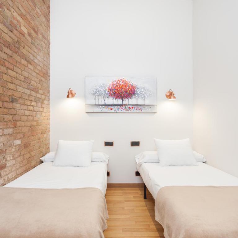 Art House Fira Apartments - Four-Bedroom Apartment with Balcony - 30