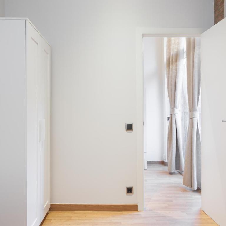 Art House Fira Apartments - Four-Bedroom Apartment with Balcony - 31