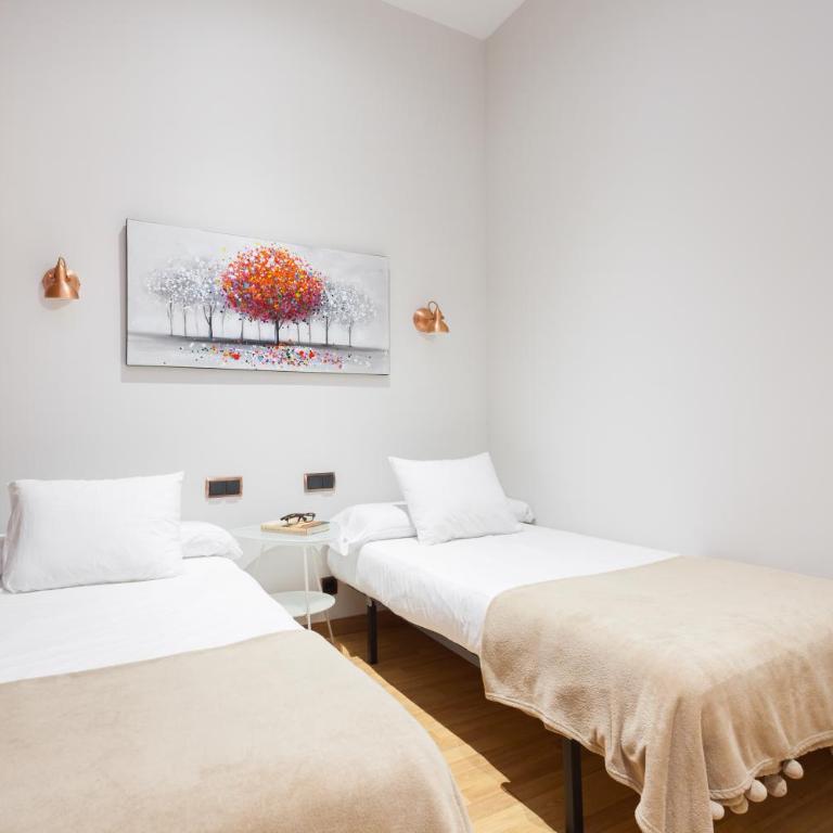 Art House Fira Apartments - Four-Bedroom Apartment with Balcony - 32