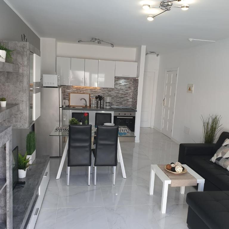 Casa Las Flores with heated pool, only 490 meters to the beach, balcony, wifi - Apartamento con vistas a la piscina - 12