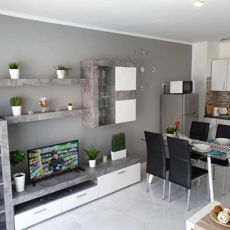 Casa Las Flores with heated pool, only 490 meters to the beach, balcony, wifi - Apartamento con vistas a la piscina - 10