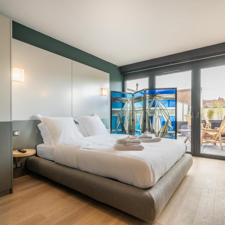 Les Suites 7 Anges - Vue Cathédrale, Parking & Centre Historique Reims - Three-Bedroom Suite CHAGALL with Terrace & Jacuzzi - 4