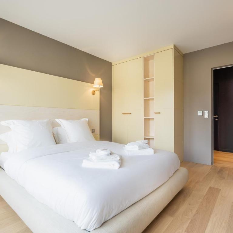 Les Suites 7 Anges - Vue Cathédrale, Parking & Centre Historique Reims - Three-Bedroom Suite CHAGALL with Terrace & Jacuzzi - 24