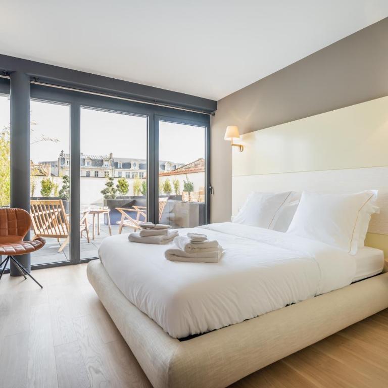Les Suites 7 Anges - Vue Cathédrale, Parking & Centre Historique Reims - Three-Bedroom Suite CHAGALL with Terrace & Jacuzzi - 23