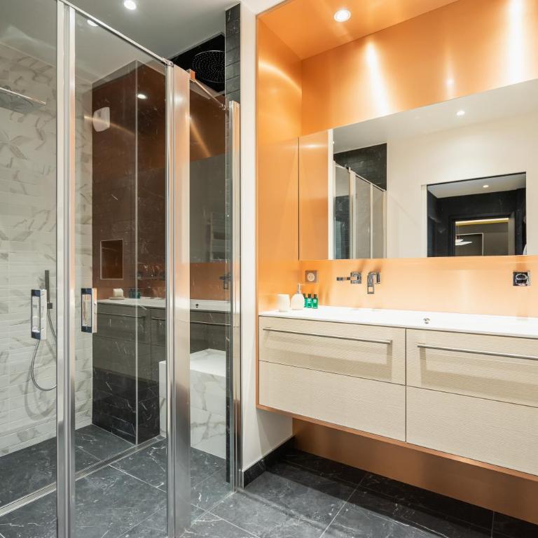 Les Suites 7 Anges - Vue Cathédrale, Parking & Centre Historique Reims - Three-Bedroom Suite CHAGALL with Terrace & Jacuzzi - 27