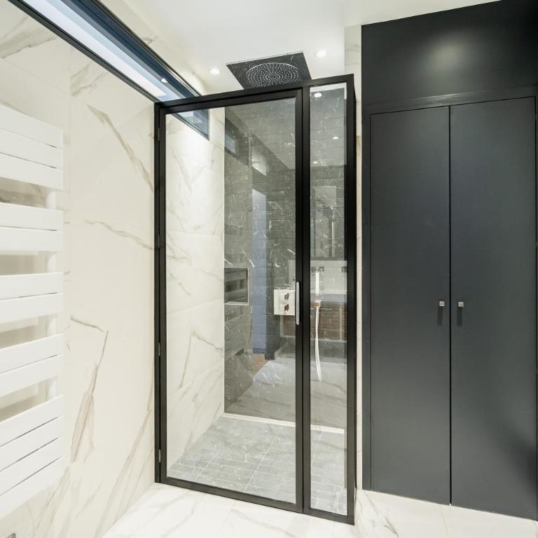 Les Suites 7 Anges - Vue Cathédrale, Parking & Centre Historique Reims - Three-Bedroom Suite CHAGALL with Terrace & Jacuzzi - 22