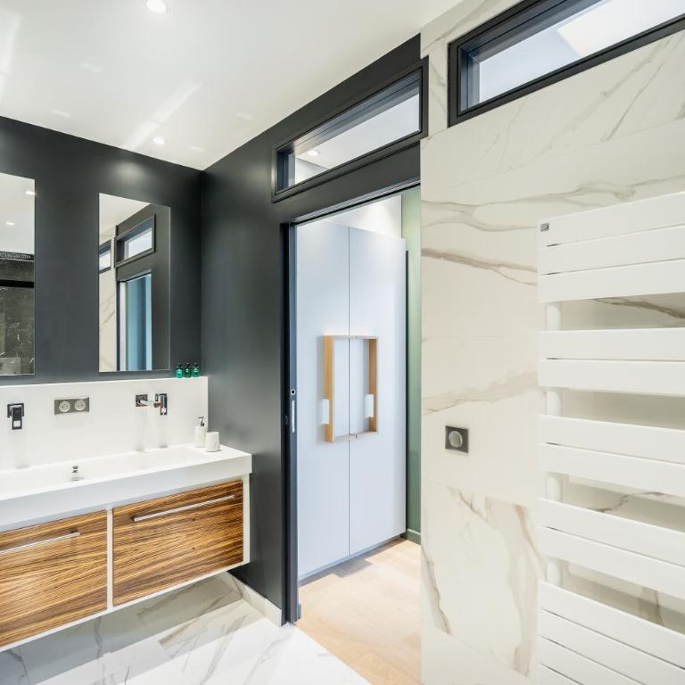 Les Suites 7 Anges - Vue Cathédrale, Parking & Centre Historique Reims - Three-Bedroom Suite CHAGALL with Terrace & Jacuzzi - 21