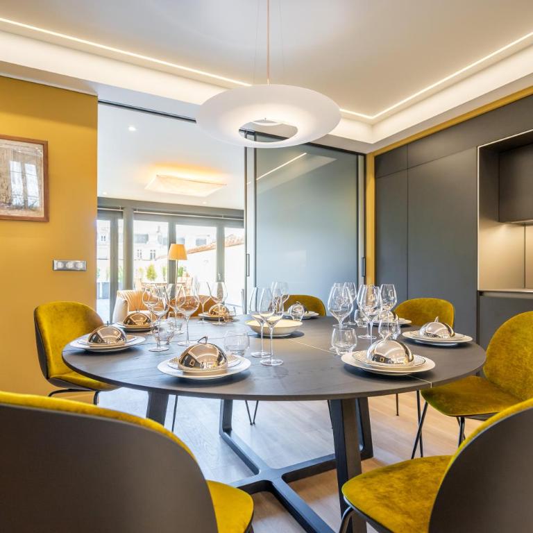 Les Suites 7 Anges - Vue Cathédrale, Parking & Centre Historique Reims - Three-Bedroom Suite CHAGALL with Terrace & Jacuzzi - 17