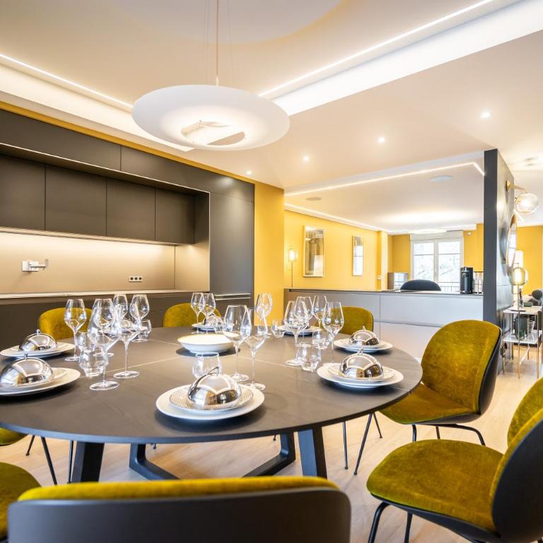 Les Suites 7 Anges - Vue Cathédrale, Parking & Centre Historique Reims - Three-Bedroom Suite CHAGALL with Terrace & Jacuzzi - 13