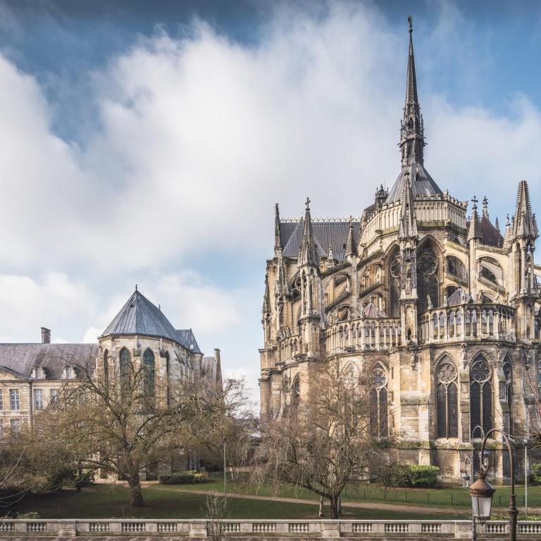 Les Suites 7 Anges - Vue Cathédrale, Parking & Centre Historique Reims - Three-Bedroom Suite CHAGALL with Terrace & Jacuzzi - 33