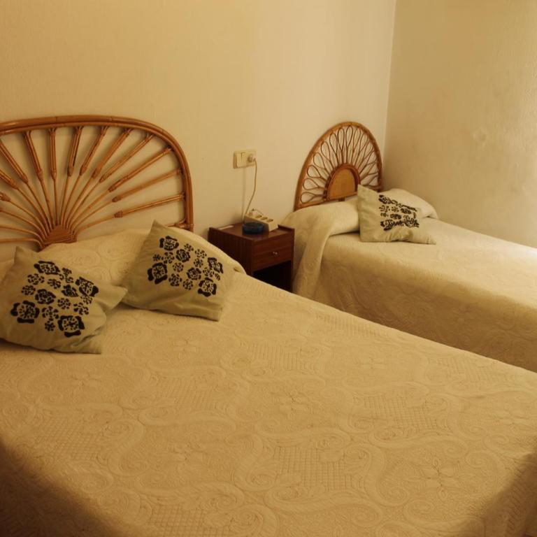 Hostal Graciela - Habitación Doble con cama supletoria y baño compartido - 3