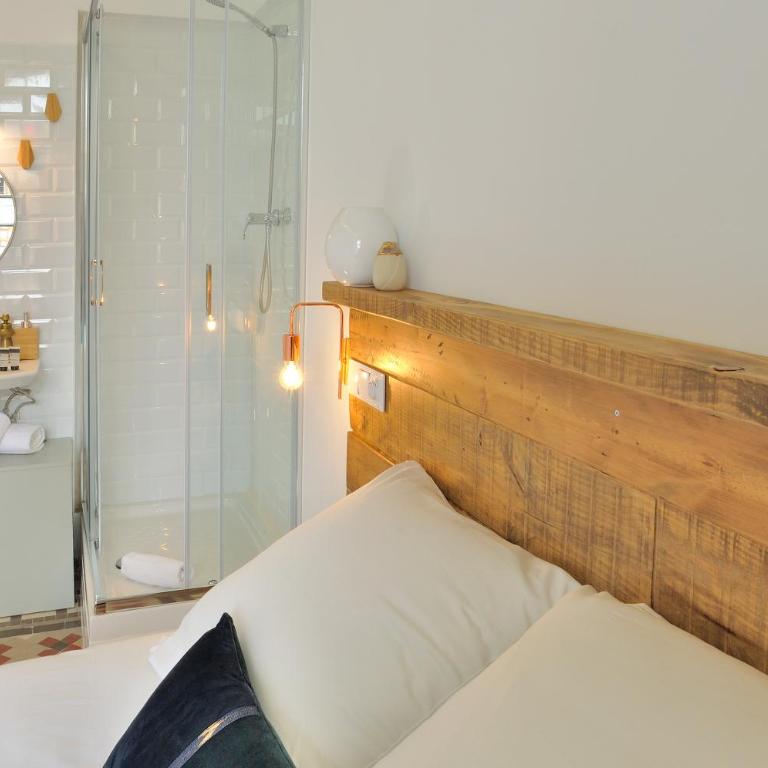 Hostal Girona - Double or Twin Room with Balcony and Shared Bathroom - 9