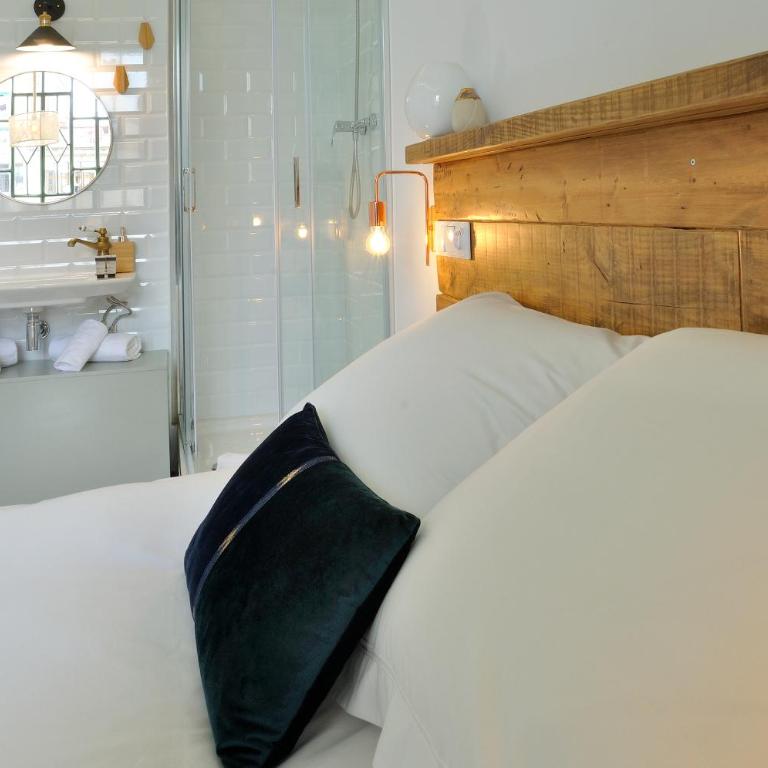 Hostal Girona - Double or Twin Room with Balcony and Shared Bathroom - 8