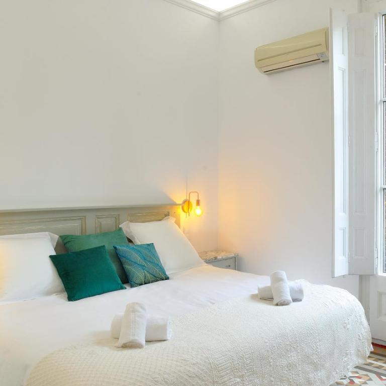 Hostal Girona - Double or Twin Room with Balcony and Shared Bathroom - 5