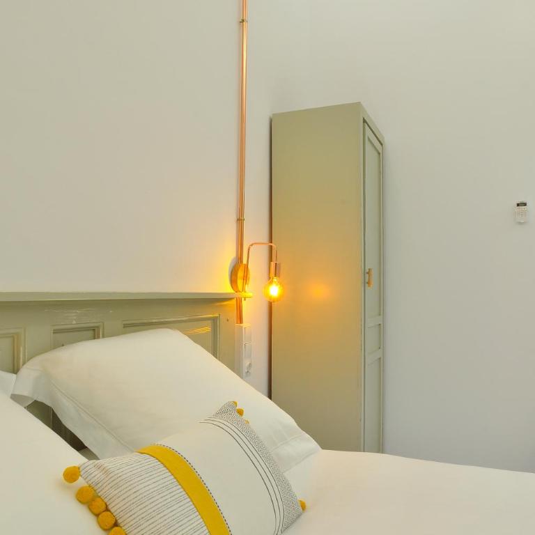 Hostal Girona - Economy Double or Twin Room with Shared Bathroom - 9