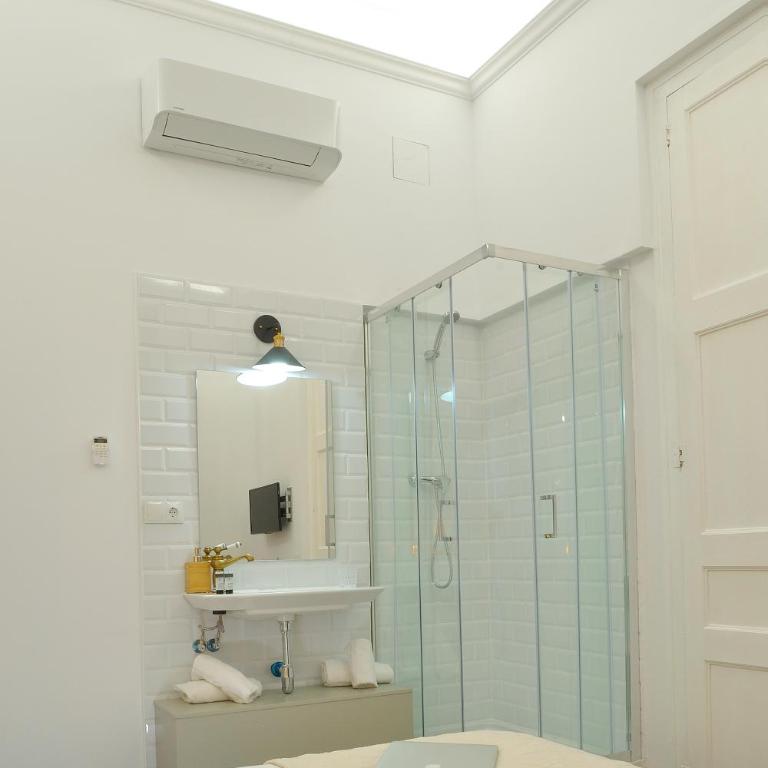 Hostal Girona - Double or Twin Room with Balcony and Shared Bathroom - 15