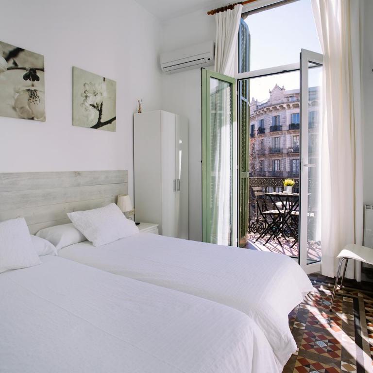 Hostal Eixample - Double or Twin Room with Balcony and with Private Bathroom - 1