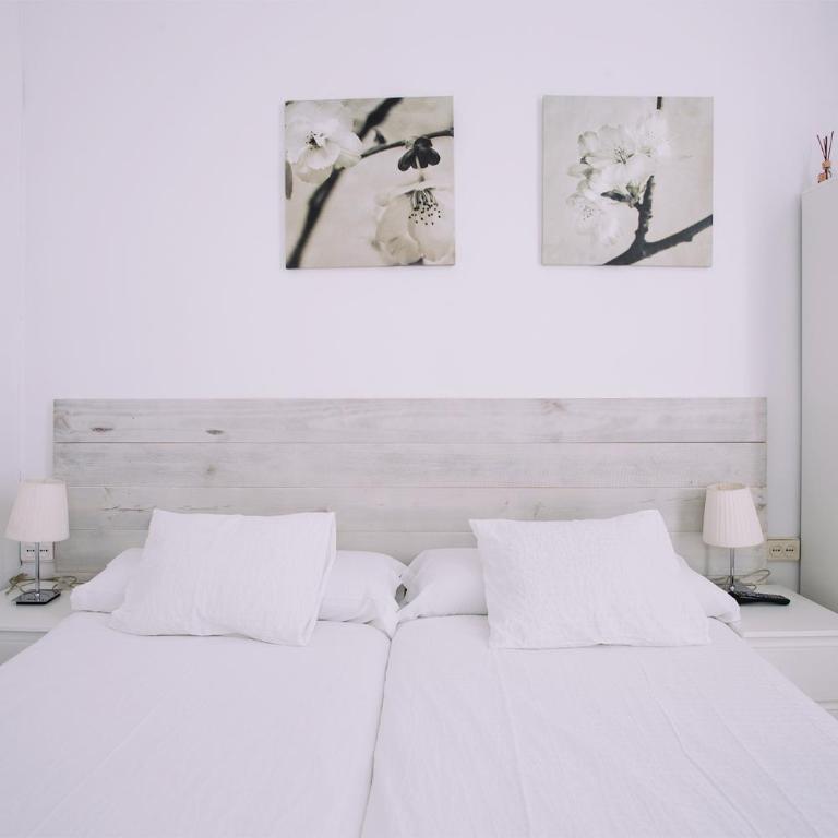 Hostal Eixample - Double or Twin Room with Balcony and with Private Bathroom - 11